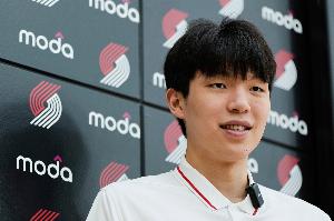 乐鱼体育全站-开拓者夏联主帅：杨瀚森给我留下深刻印象 足够成熟&amp;学东西很快