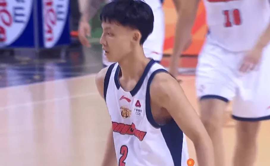 乐鱼体育登录入口-广东半场压制同曦！焦泊乔徐杰齐爆，三外崩盘，同曦无稳定得分点